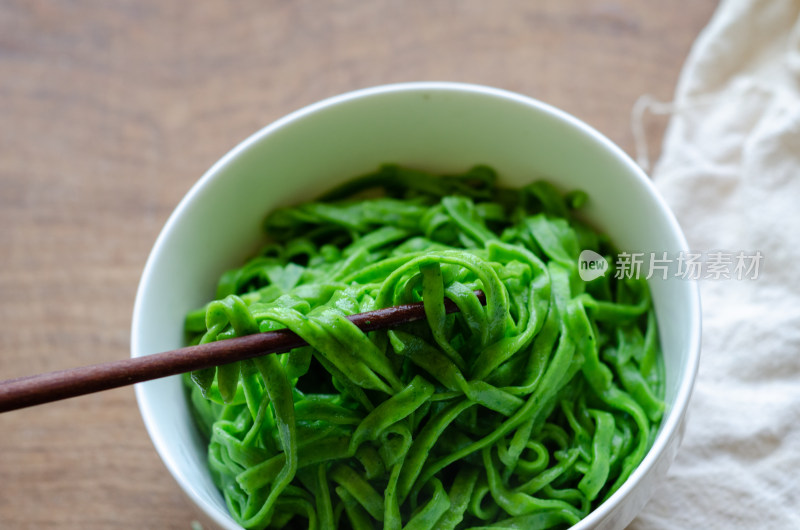 一碗天然健康的农家饭，绿色蔬菜面条