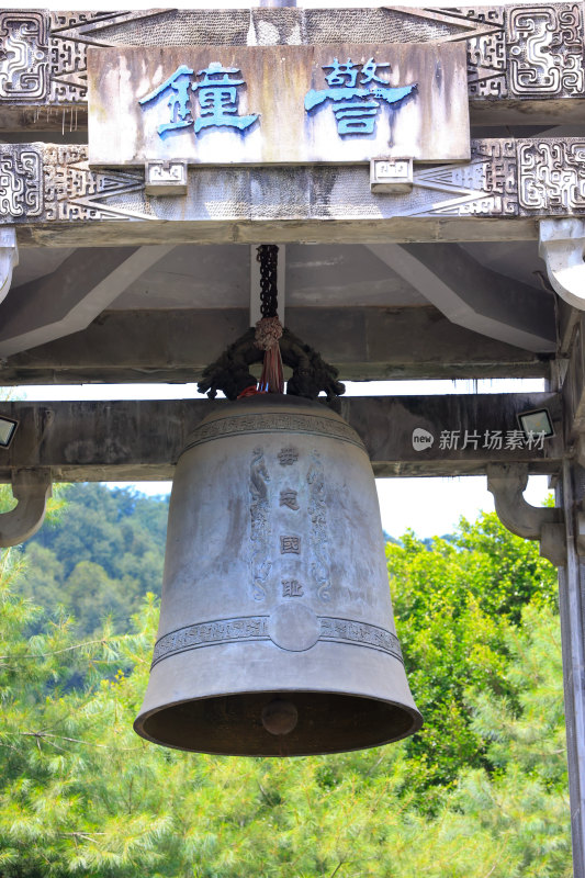 古钟悬挂于中式建筑下