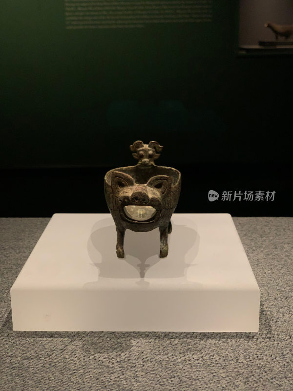 古代青铜器皿文物展示