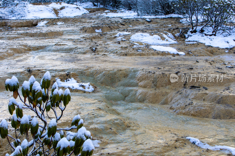 四川阿坝州黄龙景区冬日雪后钙化池