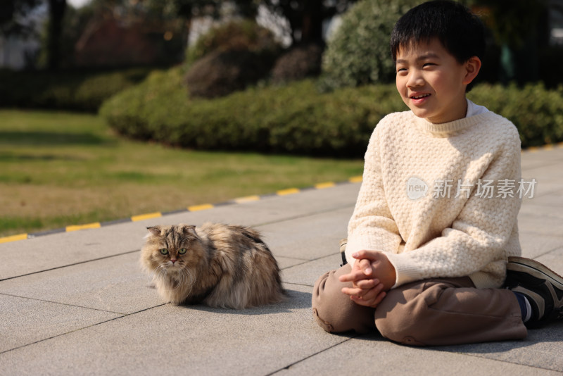 一个小男孩与宠物猫互动的温馨场景