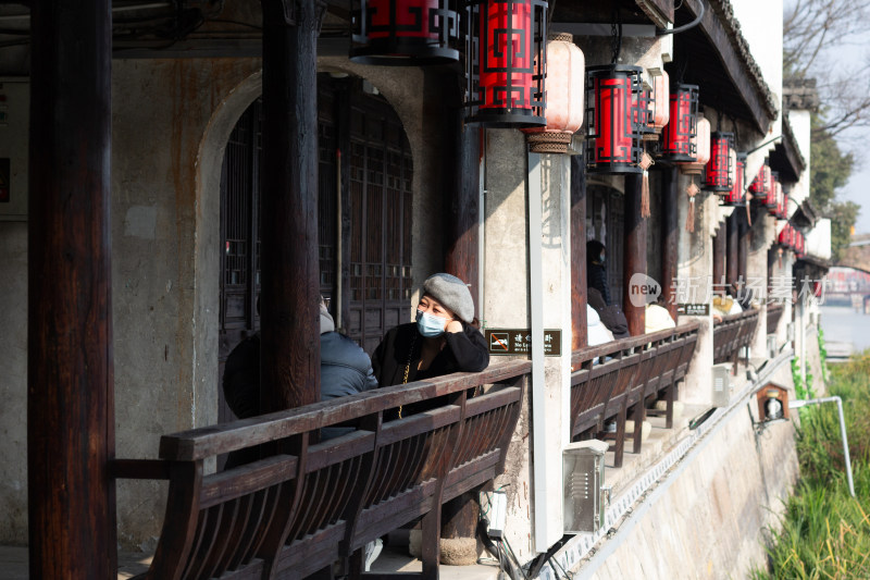 塘栖古镇古桥横跨水面，岸边传统建筑林立