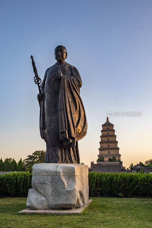 清晨的西安大雁塔大雁塔南广场玄奘雕塑景观