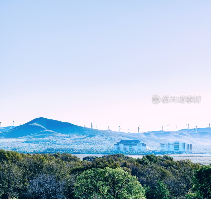 山丘上的风力发电机组景观