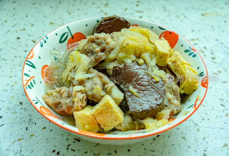 酸菜炖豆腐粉条羊肉片鸭血