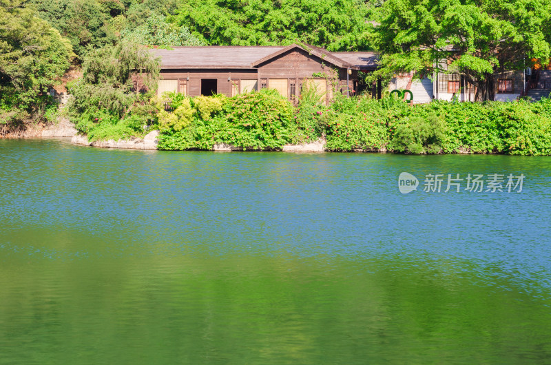 福建省泉州清源山的湖边木屋