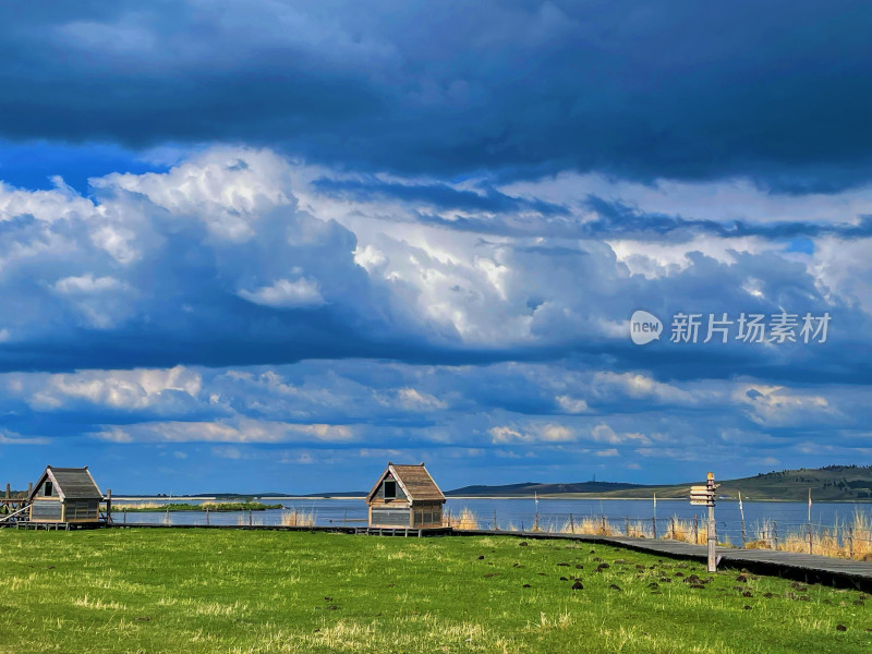 内蒙古草原湖边小屋