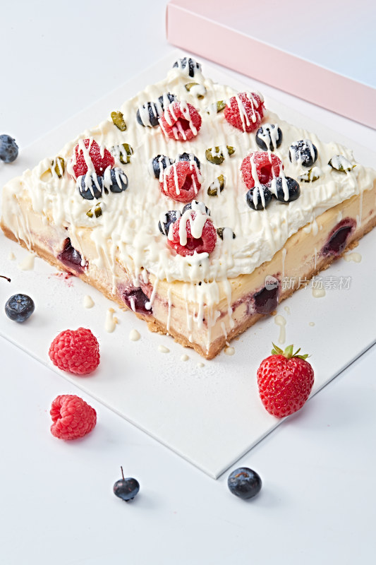蓝莓树莓鲜奶慕斯蛋糕