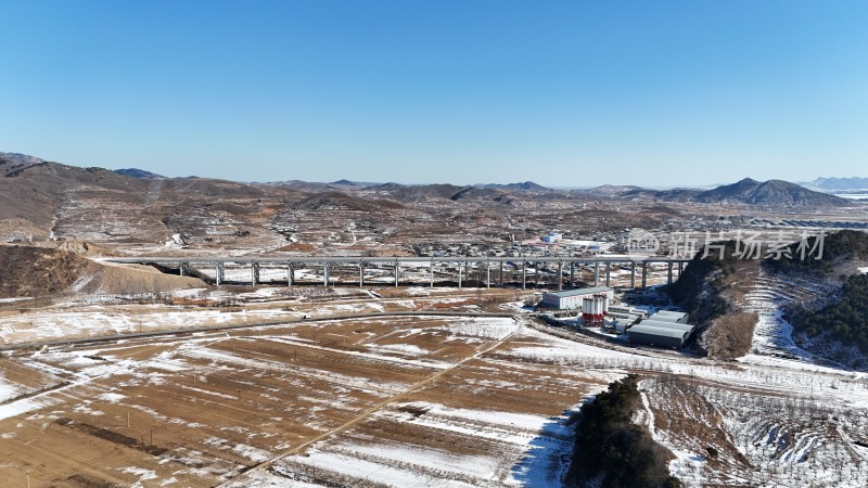 辽宁绥中雪后田野上的高架桥航拍全景