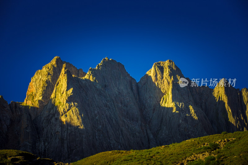 蓝天映衬下的莲宝叶则山峰日出