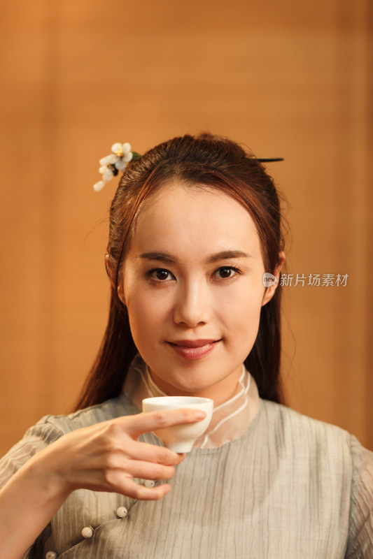 青年女人喝茶