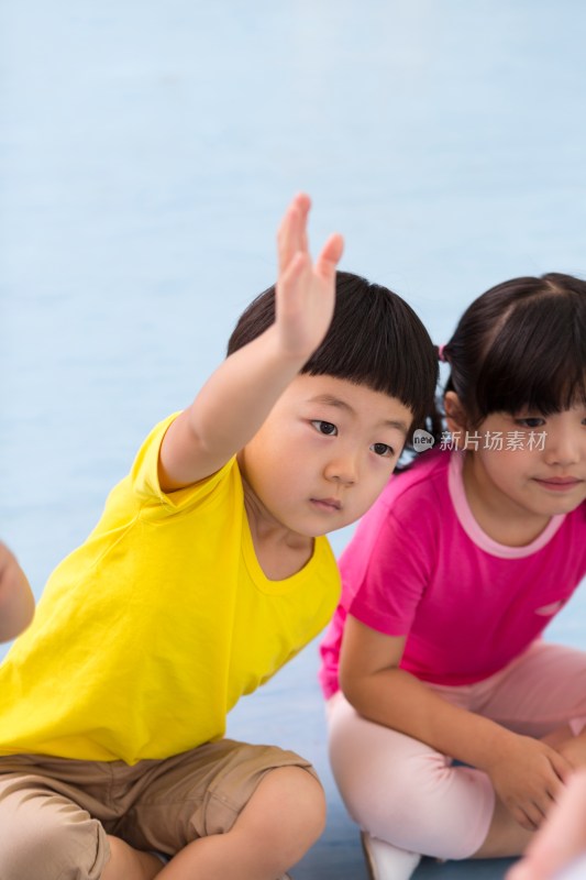 幼儿园儿童上课举手回答提问