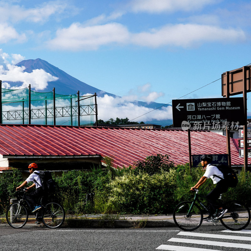 日本山梨县富士山河口湖夏天宁静的湖光山色