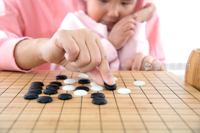 年轻妈妈教孩子下围棋