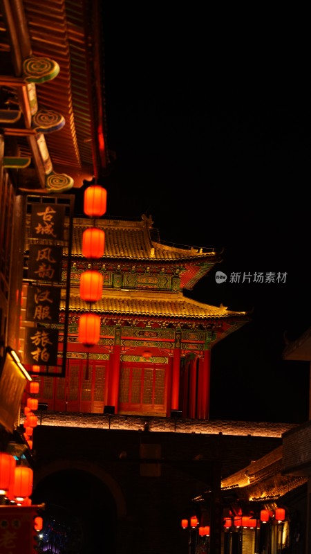 中式建筑夜景，红灯笼映照古朴楼阁