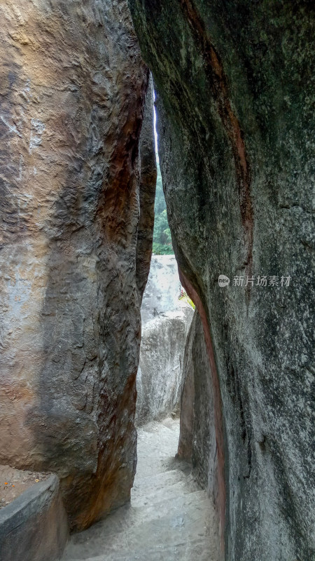 狭窄岩石间的步道