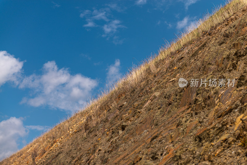 蓝天白云石头野草