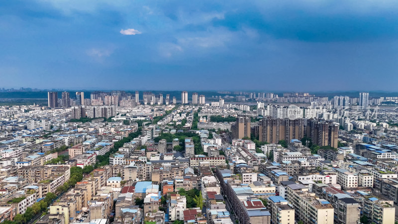 眉山城市暴雨来临乌云密布航拍图