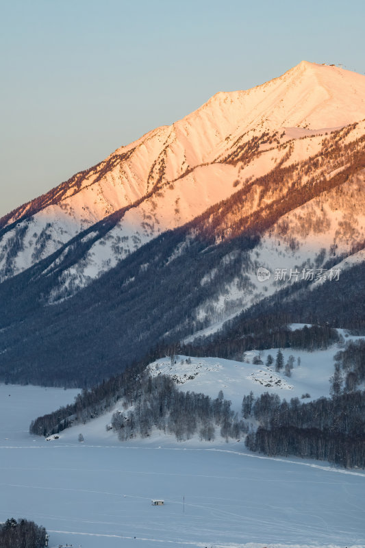 新疆北疆阿勒泰禾木冬季雪景童话世界航拍