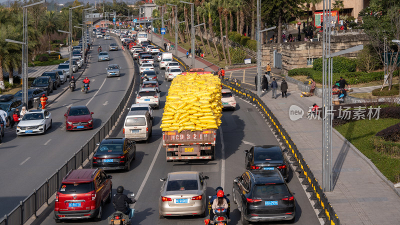 四川自贡市道路上拉货的物流卡车