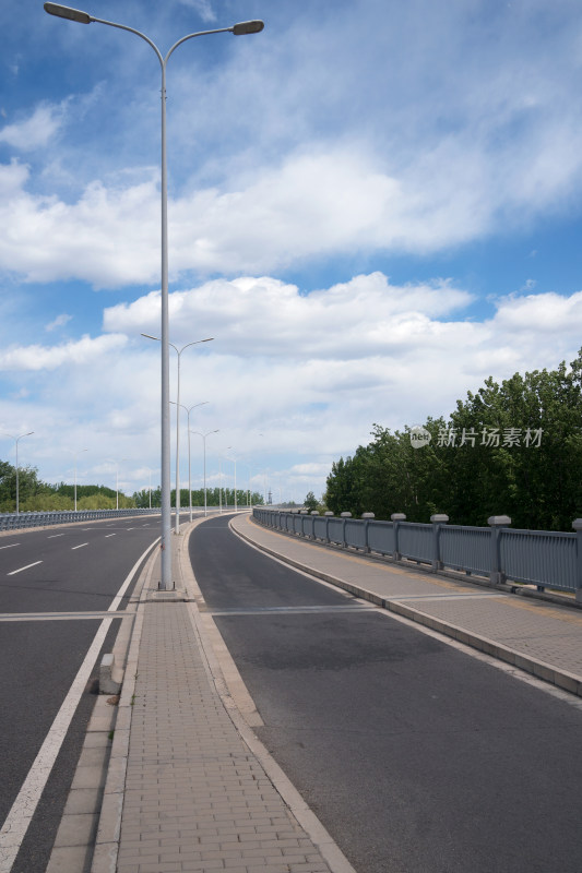 漂亮的蓝天白云下的空旷公路