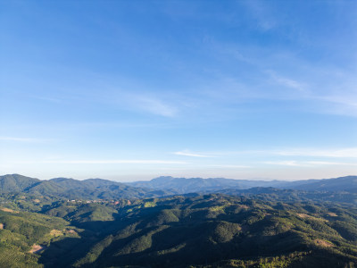 辽阔壮观的群山航拍全景