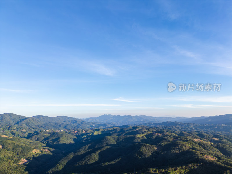 辽阔壮观的群山航拍全景