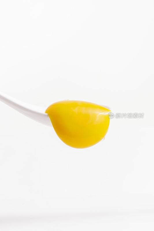 至于餐具上的质地柔韧色泽金黄营养丰富的油鸡蛋黄