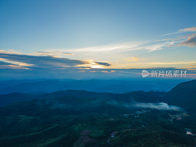 航拍日落时的夕阳天空景色