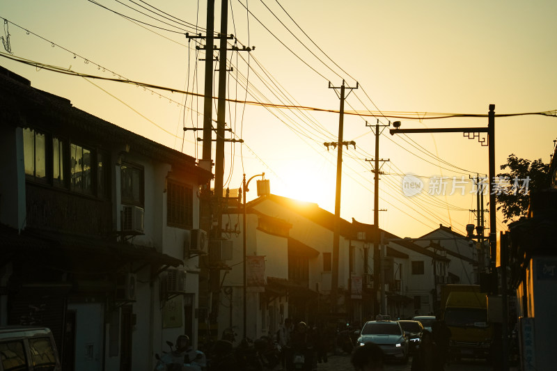 小城市老街道夕阳下的电线杆