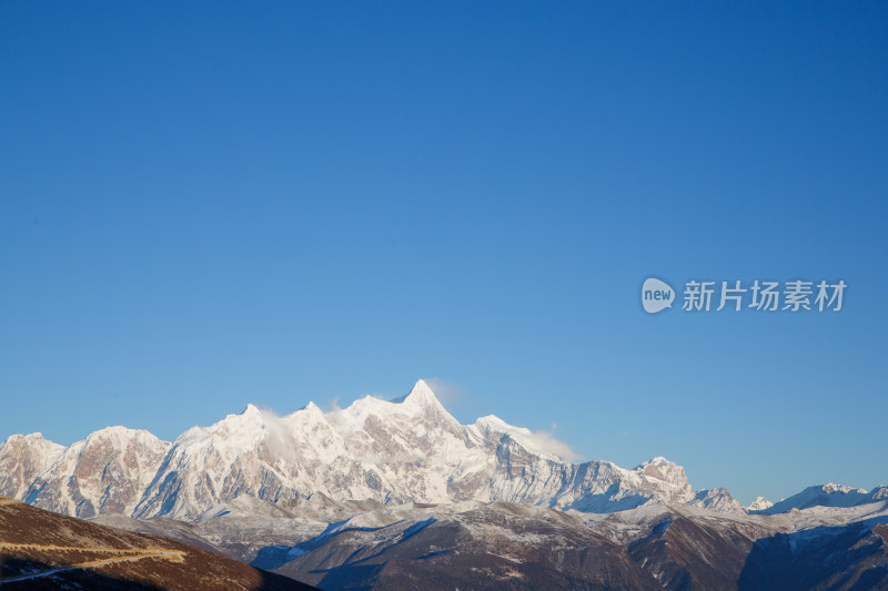 西藏林芝冬季南迦巴瓦峰蓝天白云下的雪山