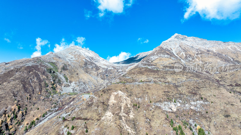 四川阿坝理小路的山区秋日风景