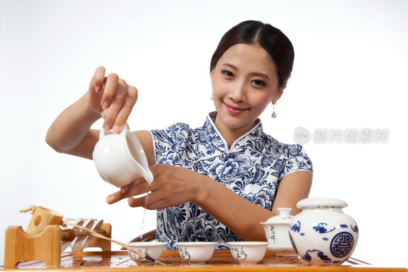 棚拍身穿中国传统服装的年轻女人秀茶艺