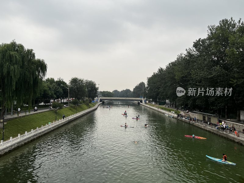 夏季北京颐和园河流上人们划船划桨