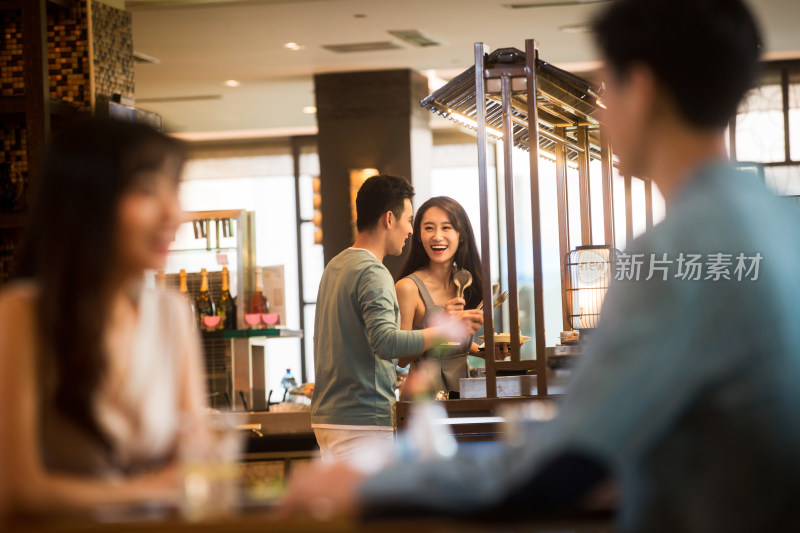 青年情侣在餐厅用餐