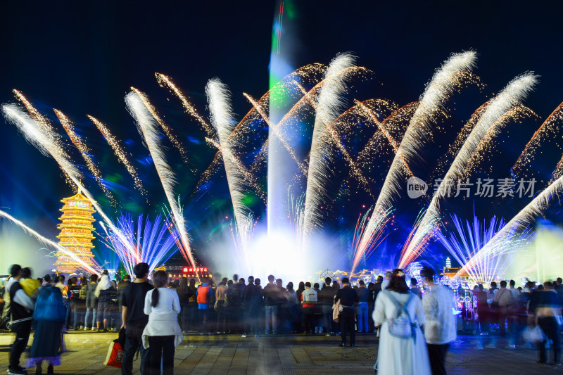 人群观赏夜景烟花表演