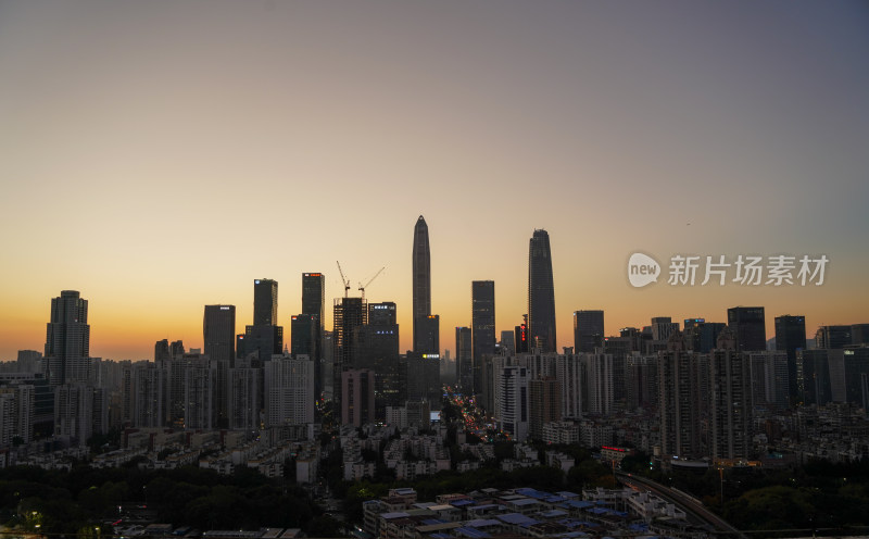 城市夜景鸟瞰，高楼林立灯火辉煌的景象