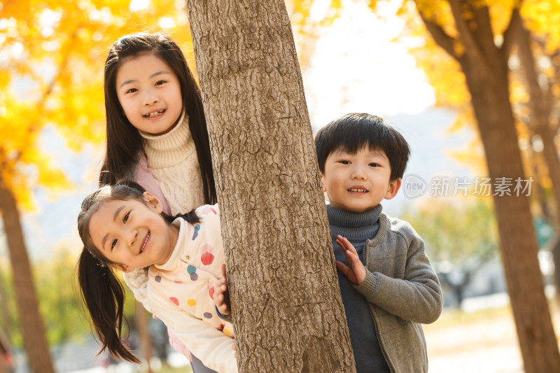 欢乐的男孩女孩在户外玩耍