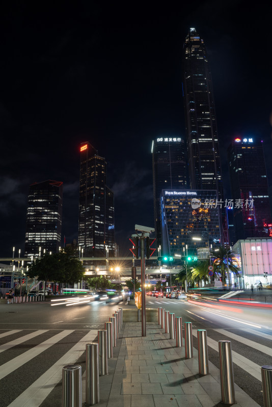 城市街道夜景下的高楼与车流光轨