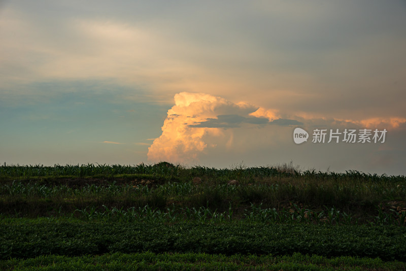 黄昏日落戏剧性的天空