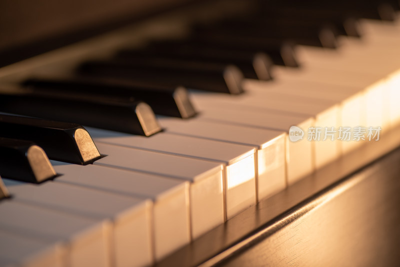 钢琴按键特写，音乐艺术概念主题