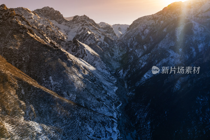 落日雪山峡谷