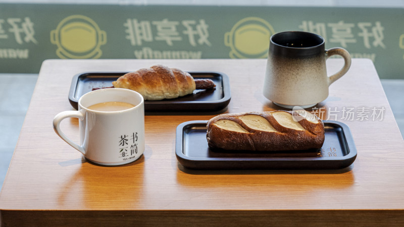 茶书简杯装饮品搭配面包的摆盘展示