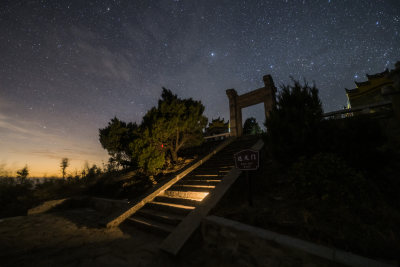 夜空中的天门阶梯，星空璀璨静谧深邃