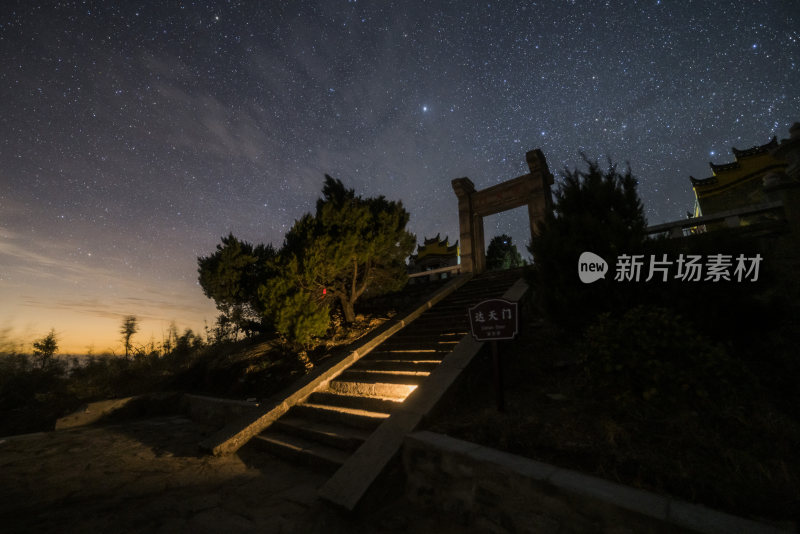 夜空中的天门阶梯，星空璀璨静谧深邃