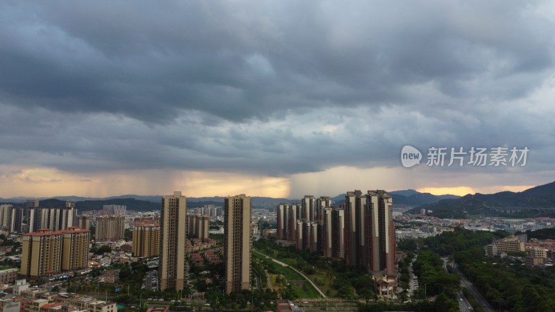 广东东莞：浓云密布的清溪镇城市风光