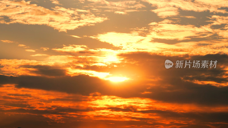 天空夕阳晚霞阳光照射云层耶稣光丁达尔效应