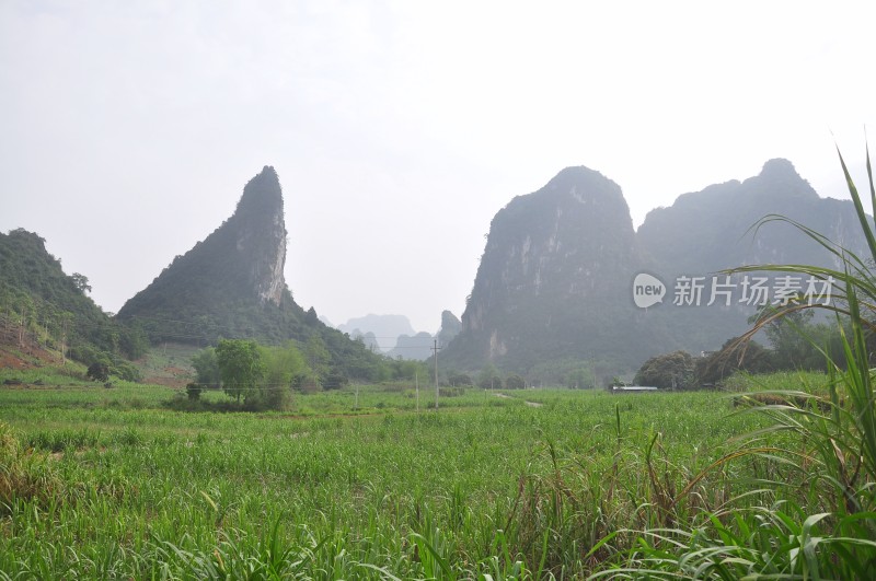 夕阳下天青色远山雾气腾腾河流山水倒影