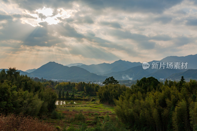 山林间阳光穿透云层风景