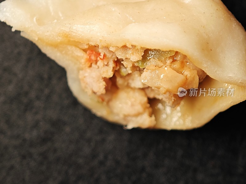 馅料饱满的饺子特写展示